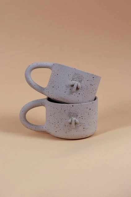 Hrnek, co má koule tečkatý