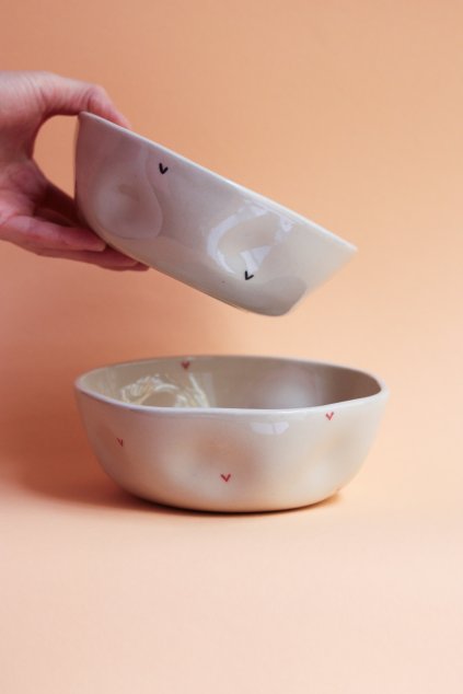 Miska se srdíčky béžová