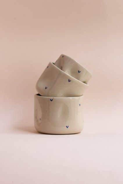 Kalíšek s modrými srdíčky béžový