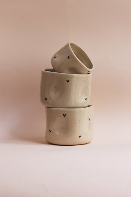 Kalíšek s černými srdíčky béžový