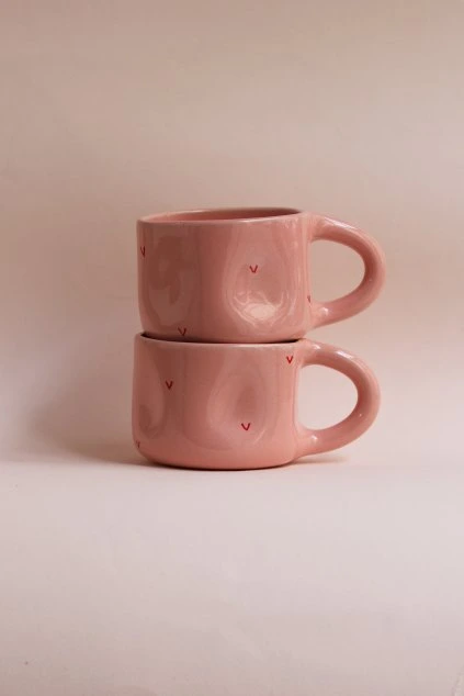 Růžový hrnek s červenými srdíčky pomačkaný