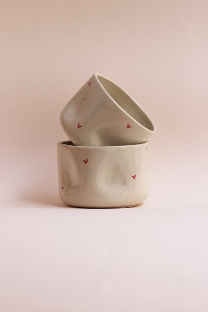 Kalíšek s červenými srdíčky béžový
