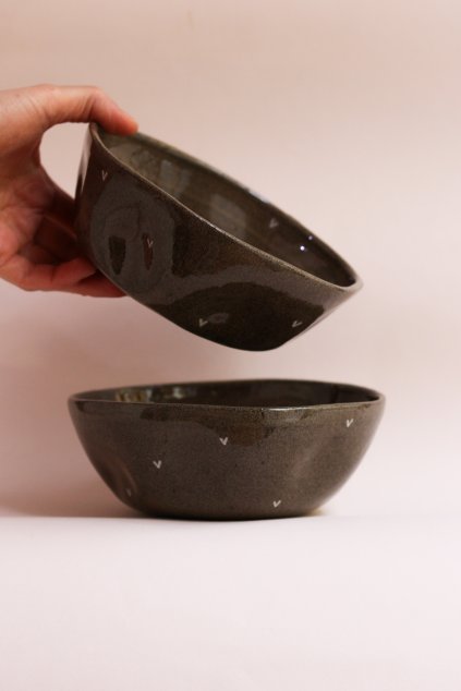 Miska tmavá s bílými srdíčky celoglazovaná malá