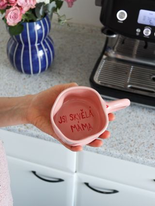 Řekni to hrnečkem “Jsi skvělá máma” 💓🌸 Každý den mi píšete, jestli máma hrnky budou🫶🏼 a budouu!! Můžete se na ně těšit v...