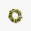 1076 uzka satenova scrunchie gumicka matcha(1)