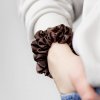 1106 1 uzka satenova scrunchie gumicka dark chocolate
