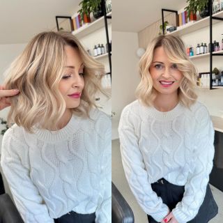 ✨ Jemné vlny, přirozený objem a svěží blond tón ✨ Účes, který působí lehce, žensk y a nenuceně. Měkké vlny dodávají vlasům...