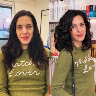 Když k nám přišla, tak netušila, co má za vlasy… Naše kadeřnice Marťa jí ten poklad ale ukázala. Nádherné, pružné vlny 😍....