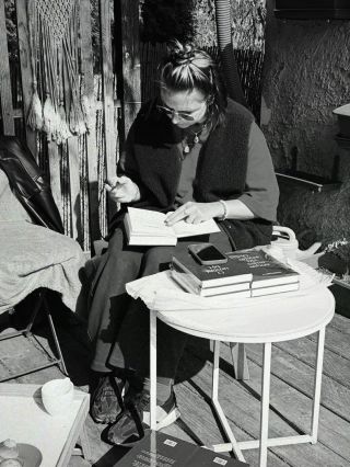 Tento moment si chci zapamatovat. Sedět a podepisovat vlastní knihu. Psát věnování lidem, kteří si ji koupili. Možná je to...