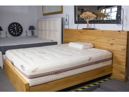 manželská drevená posteľ