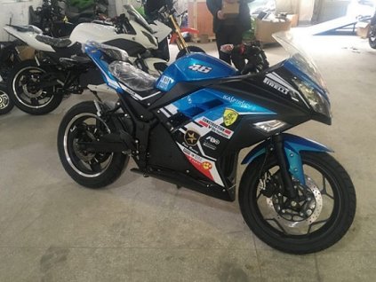 E-Motocykel X6 elektrický cruiser – bočný pohľad na športový dizajn, kotúčové brzdy a moderný elektrický pohon