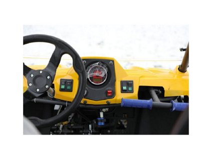 Interiér buggy 300cc s volantom a ovládacími prvkami, detail kokpitu off-road buginy