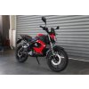 Doprajte si dynamickú jazdu na e-motocykli v krásnej červenej