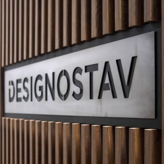 Propojení přesnosti a poctivého materiálu ⚙️ I takto vypadají naše firemní cedule přímo v realizaci – čisté provedení,...