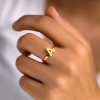 Prsten s písmenem abecedy, zlatá ocel