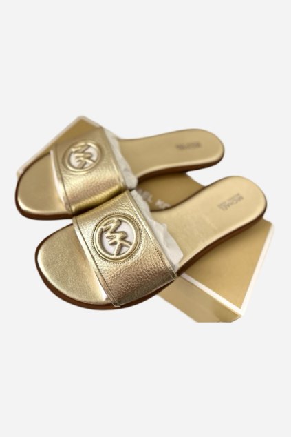 Nejvyhledávanější model sezóny s typickým ozdobným logem MK  Nazouvací model s otevřenou špičkou v barvě lesknoucí zlaté  Znak Michael Kors atypicky vyřezávaný