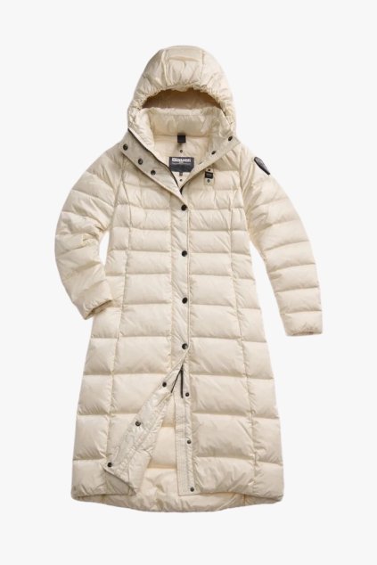 Dlouhá dámská zimní péřová bunda s voděodpudivou úpravou prémiové značky Blauer.USA, model 25WBLDK03101-006047 s kapucí, barva Morn Grey    Tato dlouhá zimní bunda je ideální volbou pro ženy, které hledají styl, maximální komfort a spolehlivou ochranu před zimou. Díky vodoodpudivé úpravě vás udrží v suchu i během nepříznivého počasí, zatímco horizontální prošívání a promyšlený střih krásně zvýrazní pas a opticky tvarují postavu.   Měkká, hřejivá a přitom nepříliš objemná péřová výplň (90/10, 280 g) poskytuje výbornou izolaci bez zbytečné mohutnosti, takže se v bundě budete cítit pohodlně po celý den.