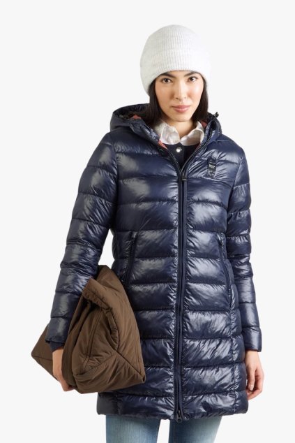 Charakteristické logo Blauer  -  na levé straně hrudi a na levém rukávu odznak Blauer.