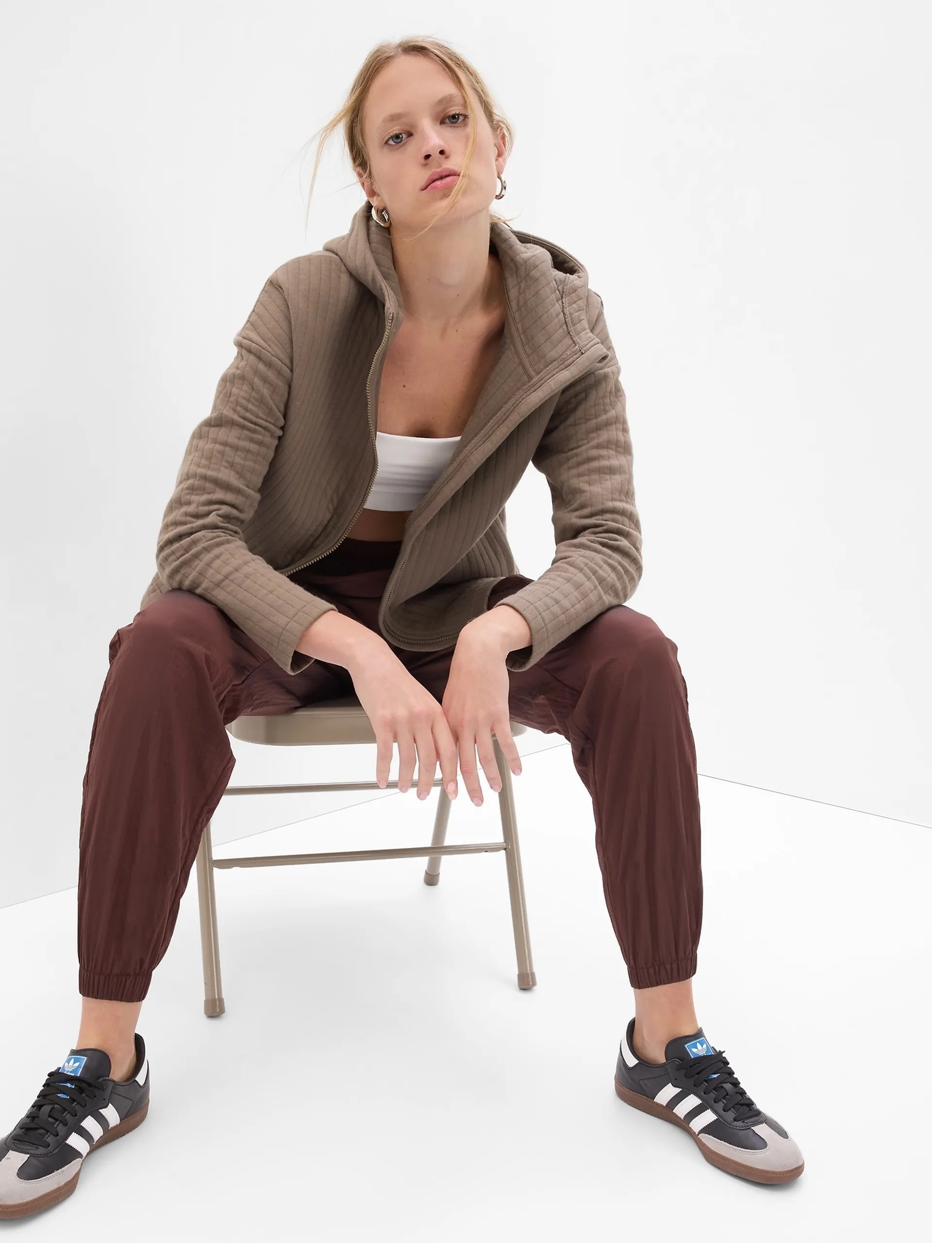 GAP Sportovní bunda GapFit Jacquard hnědá Velikost: XS