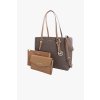 Stylový set tří kabelek, v hnědém provedení v kombinaci s monogramem MK  Zlaté kování a detaily podtrhují elegantní vzhled   Spojení saffiano kůže s eko kůží (potisk MK)  Prostorná shopper kabelka uzavíratelná na zip