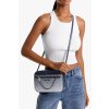 Přední kapsa na zip, ozdobená stříbrným řetízkem (odnímatelný, připevněný pomocí karabin)  Vnitřní látková podšívka ukrývající dvě kapsy   Nastavitelný crossbody popruh s minimální délkou 111 cm, maximální délkou 125 cm