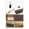 Jedinečná crossbody kabelka v provedení monogramu   Nastavitelný nylonový popruh v délce cca 76 - 130cm  Po otevření hlavní zipová kapsa, přední zasouvací kapsa  Vnitřní látková podšívka s vyšitým logem odkrývající postranní zipovou kapsu   Zadní rychlo-přístupová kapsa   Zapínání kabelky překlápkou na magnet   Na zapínání vyryt nápis Michael Kors  Luxusní vzhled díky zlatému kování