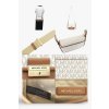 Jedinečná crossbody kabelka v provedení monogramu   Nastavitelný nylonový popruh v délce cca 76 - 130cm  Po otevření hlavní zipová kapsa, přední zasouvací kapsa  Vnitřní látková podšívka s vyšitým logem odkrývající postranní zipovou kapsu   Zadní rychlo-přístupová kapsa   Zapínání kabelky překlápkou na magnet   Na zapínání vyryt nápis Michael Kors  Luxusní vzhled díky zlatému kování   Pevné dno, kabelka drží tvar   Rozměry přibližně 24x 16 x 6 cm  Součástí balení není dustbag