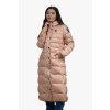 Dlouhá dámská zimní péřová bunda s voděodpudivou úpravou prémiové značky Blauer.USA, model 25WBLDK03101-006047 s kapucí, barva Pale Rose    Tato dlouhá zimní bunda je ideální volbou pro ženy, které hledají styl, maximální komfort a spolehlivou ochranu před zimou. Díky vodoodpudivé úpravě vás udrží v suchu i během nepříznivého počasí, zatímco horizontální prošívání a promyšlený střih krásně zvýrazní pas a opticky tvarují postavu.   Měkká, hřejivá a přitom nepříliš objemná péřová výplň (90/10, 280 g) poskytuje výbornou izolaci bez zbytečné mohutnosti, takže se v bundě budete cítit pohodlně po celý den.