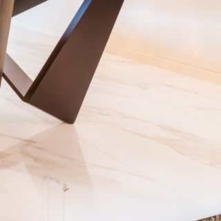 Interiér rodinného domu navrhnutý v štýle glam (glamour) s jemnou dávkou extravagantného dizajnu od Mgr. Antala Jerábeka....