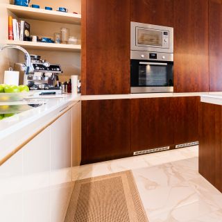 Interiér rodinného domu navrhnutý v štýle glam (glamour) s jemnou dávkou minimalistického dizajnu od Mgr. Antala Jerábeka....