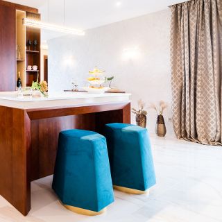 Interiér rodinného domu navrhnutý v štýle glam (glamour) s jemnou dávkou minimalistického dizajnu od Mgr. Antala Jerábeka....