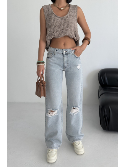 Světle modré mom jeans s dírami na kolenou