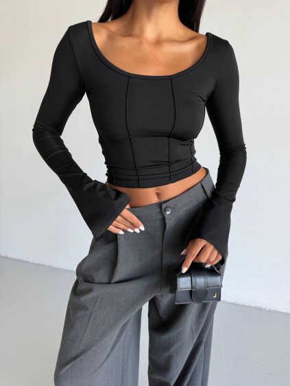 Černý přiléhavý crop top s hlubokým výstřihem na zádech