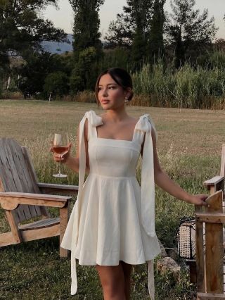 POV: našla jsi šaty, které nechceš sundat. 🤍 Lehké, ženské a přesně takové, které stačí doplnit sklenkou vína a letní...