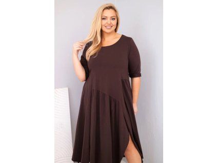 Plussize šaty s asymetrickým lemem hnědé