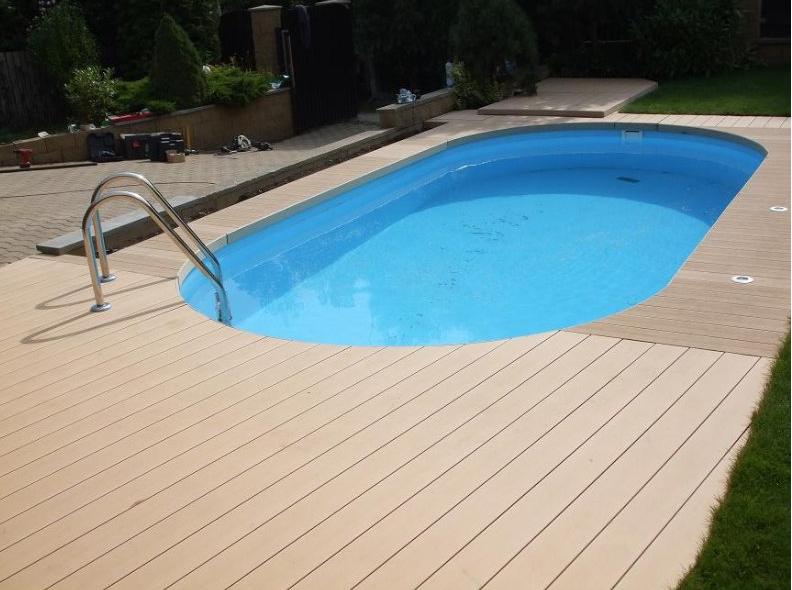 Terasa k bazénu – jaký materiál je nejvhodnější?