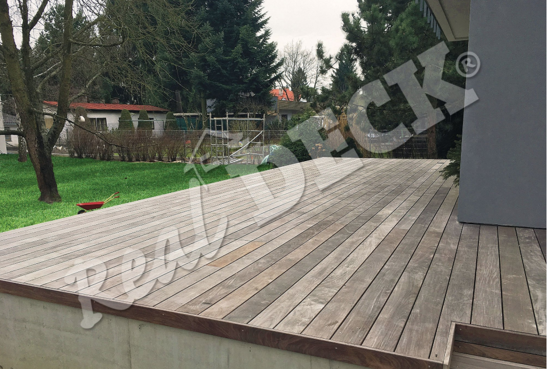 Terasa okolo bazénu z dřeviny IPE