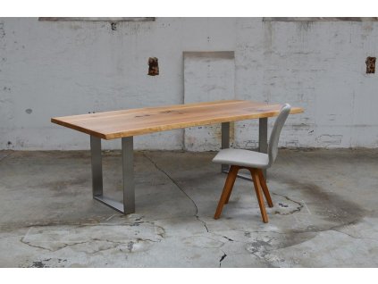 Jídelní stůl z dubového masivu v kombinaci s ocelovým rámem