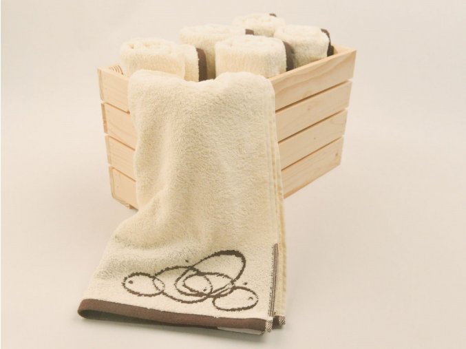 box s béžovými ručníky