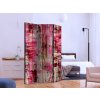 Dekorativní paraván s rustikálním dřevěným motivem a dynamickým červenorůžovým vzorem