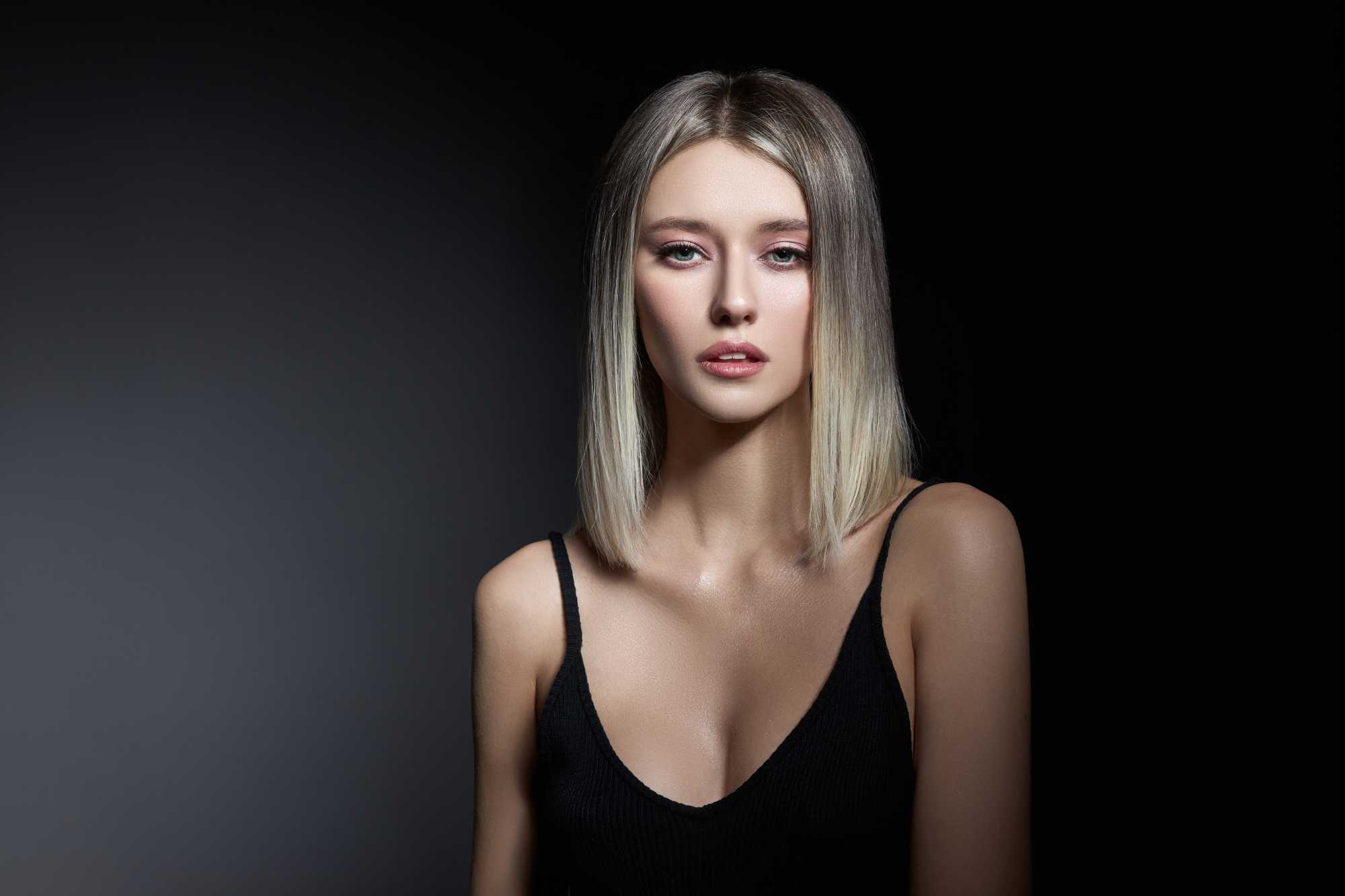 Komu najviac pristane popolavá blond, ako si vybrať odtieň a ako sa oň starať?