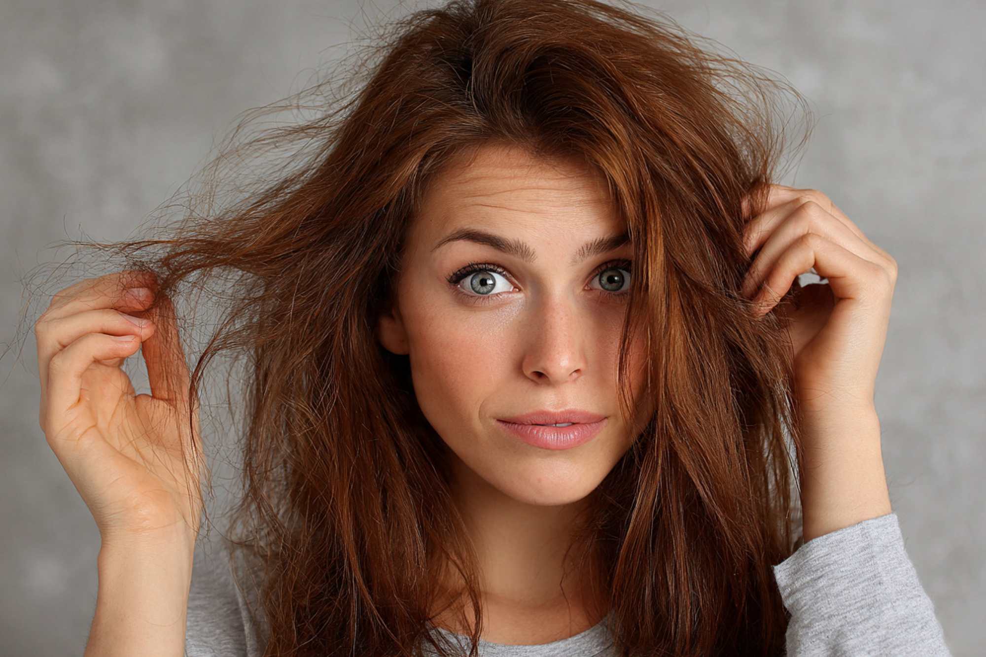 Žena s poškodenými vlasmi