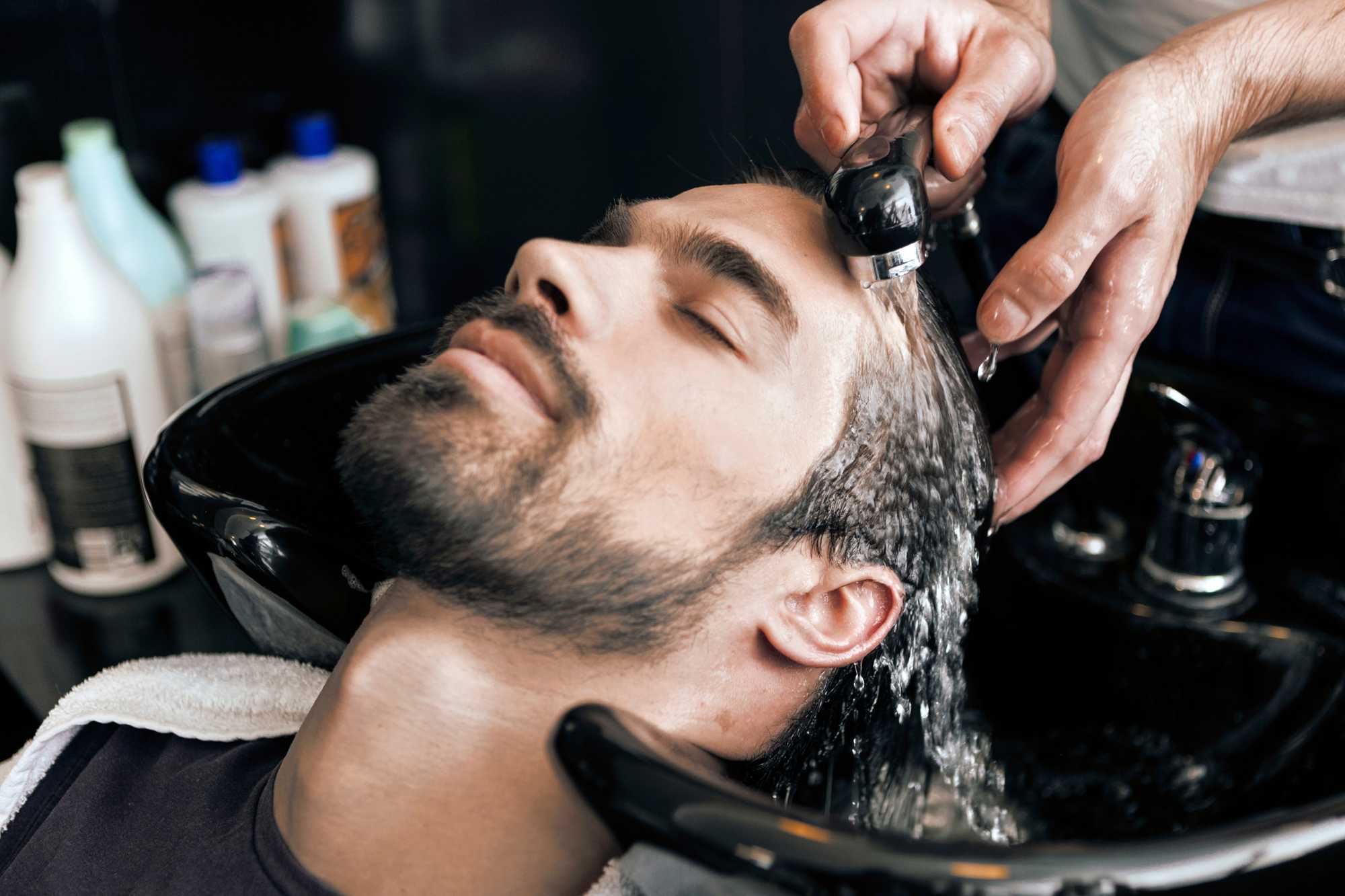 Umývanie mužských vlasov v salóne
