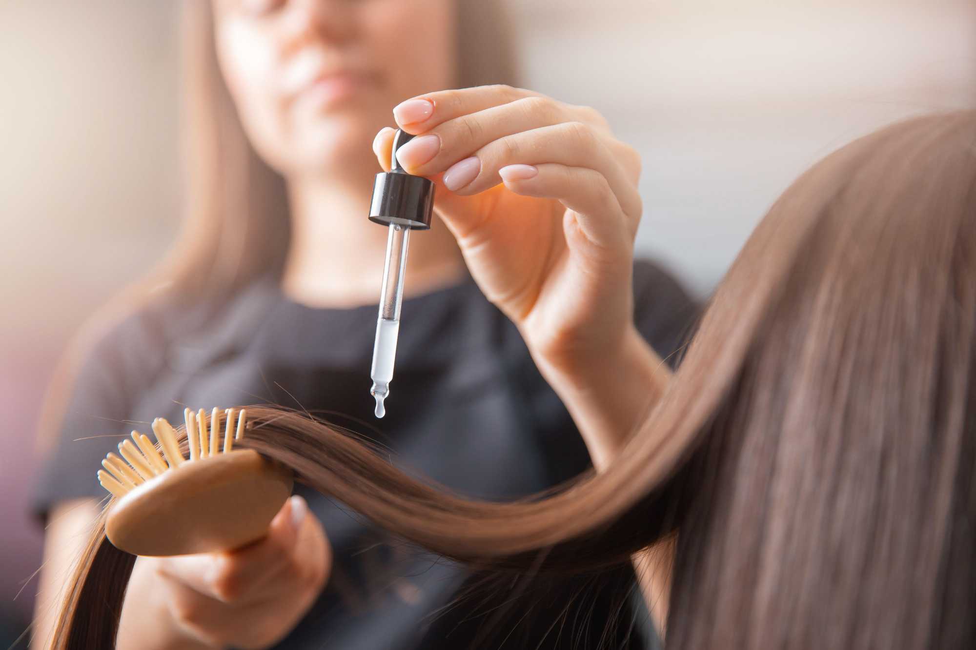 Aplikácia kreatínu na vlasy v salóne