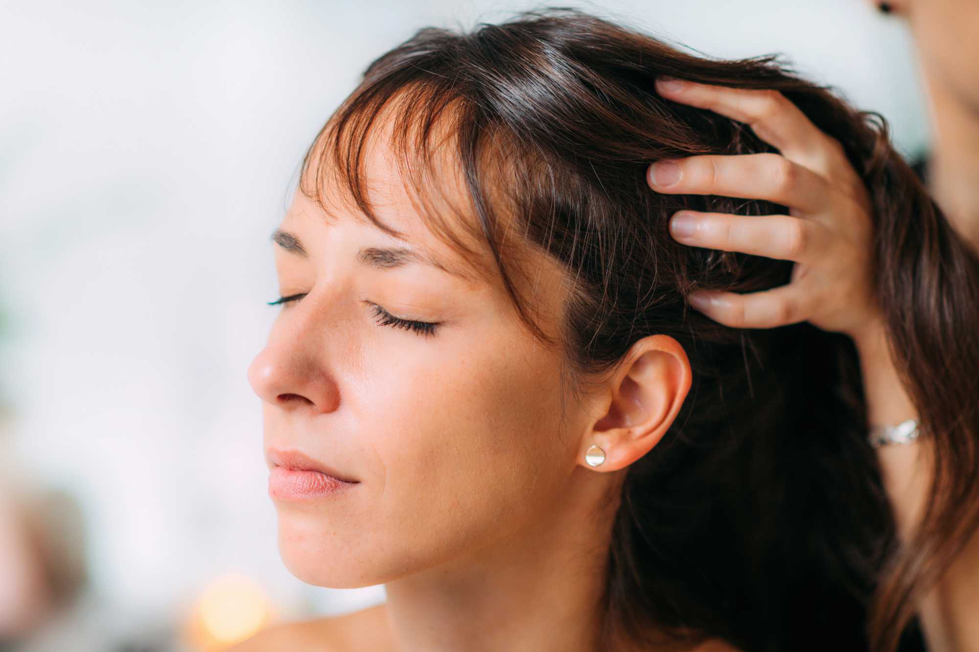 Žene masíruju hlavu