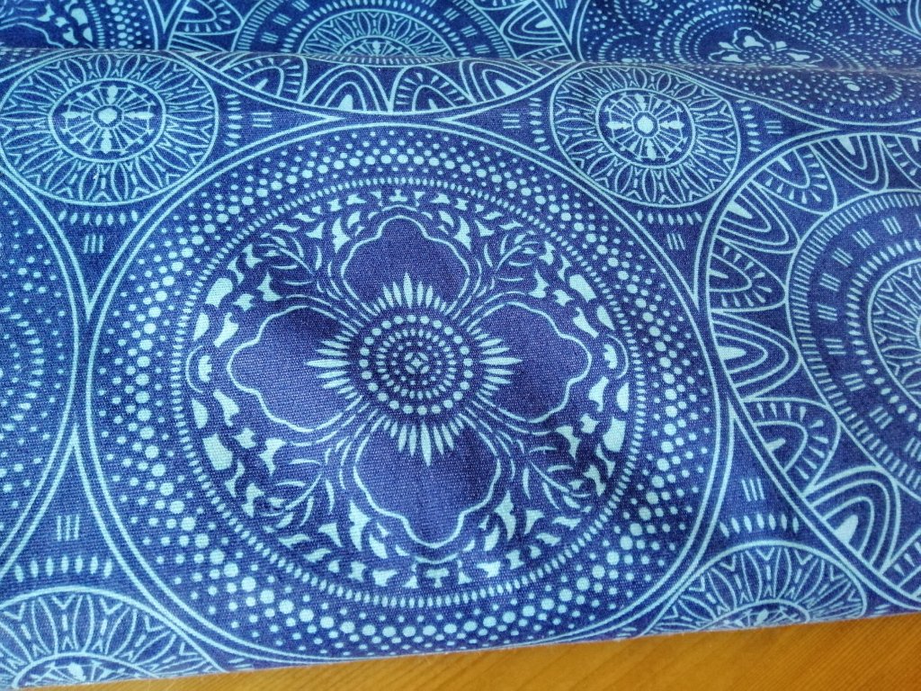 Tyrkysové mandaly na modré