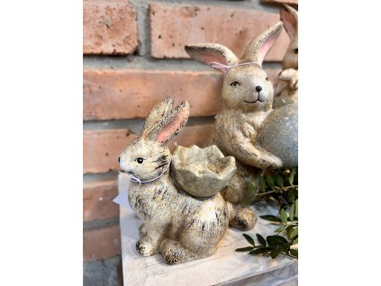 Zajíc s vajíčkem na zádech