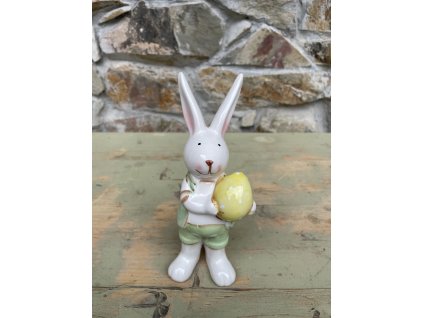 Zajíc se žlutým vajíčkem