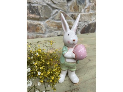 Zajíc s růžovým vajíčkem