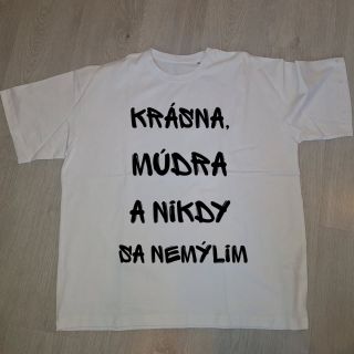 „Krásna, múdra a nikdy sa nemýlim.“ Sebavedomie nie je arogancia. Je to fakt. 👉 Klikni. Objednaj. Noste to. #stymio...